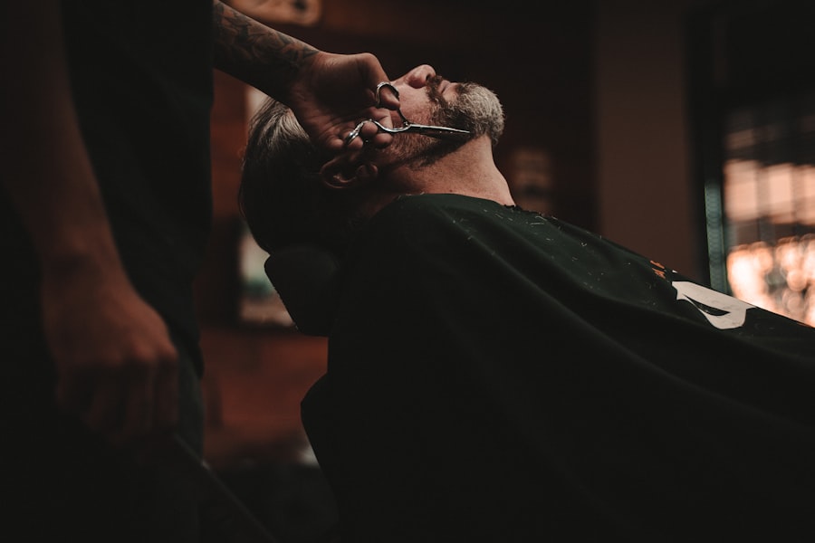 Barbero trabajando en el corte de un cliente