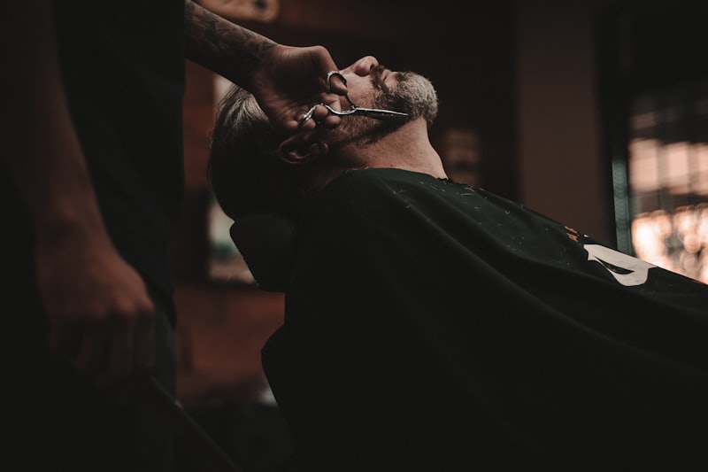 Cliente en la silla del barbero